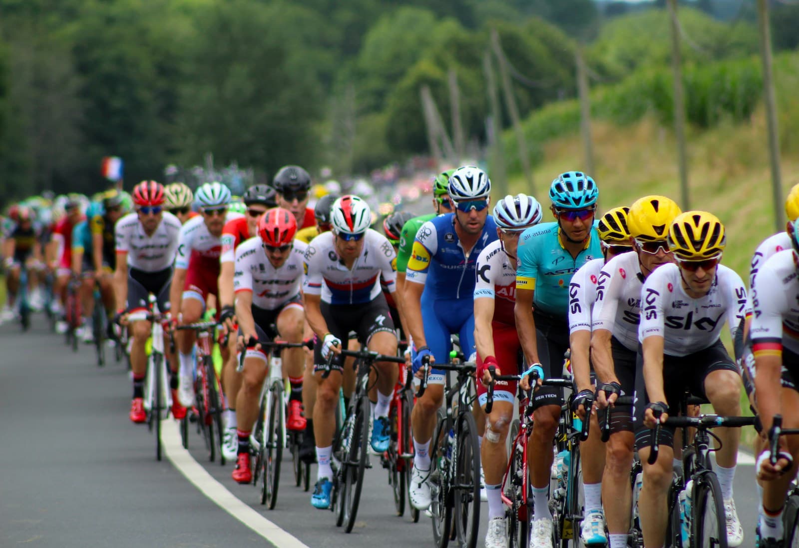 Pieniądze w Tour de France 2025. Ile się zarabia, a ile to kosztuje?