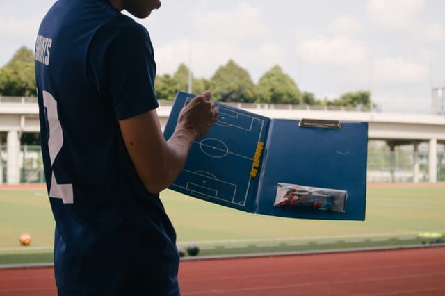 Jak zostać trenerem piłkarskim w Polsce? Przewodnik po licencjach UEFA
