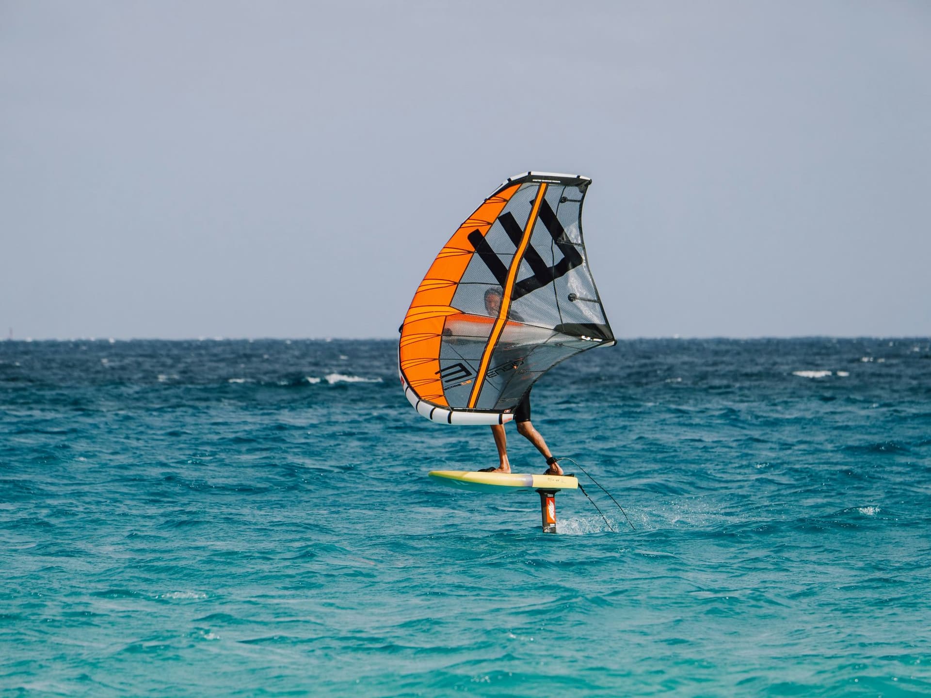 Wingfoil zamiast windsurfingu? Nowa dyscyplina zmienia rynek pracy w sportach wodnych
