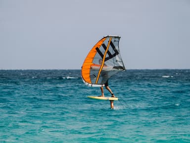 Wingfoil zamiast windsurfingu? Nowa dyscyplina zmienia rynek pracy w sportach wodnych