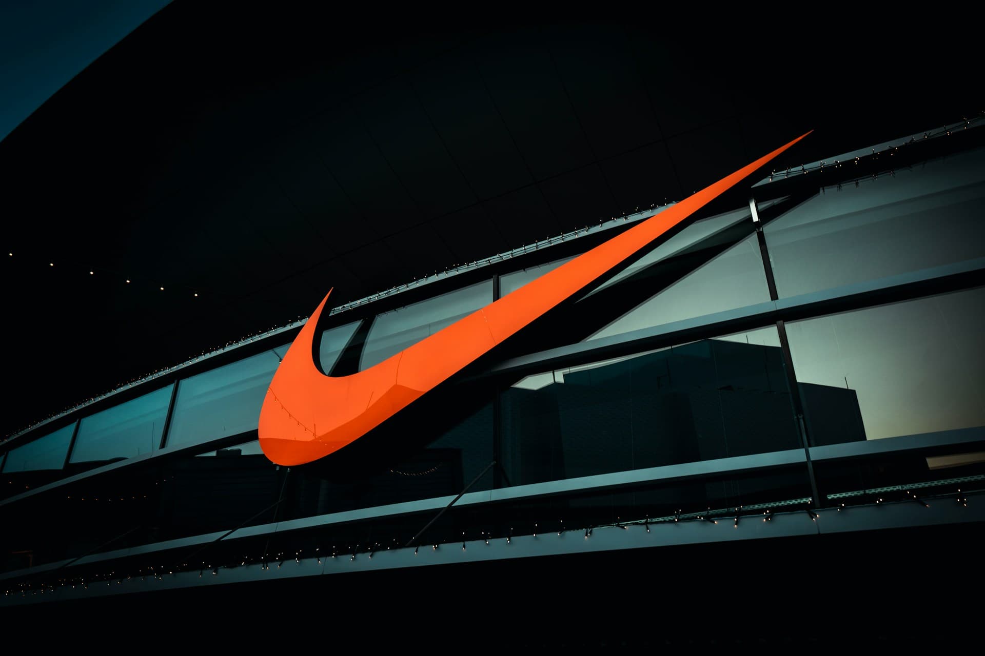 Nike: spadek o 80%, kontrowersyjne reklamy i kosztowne decyzje