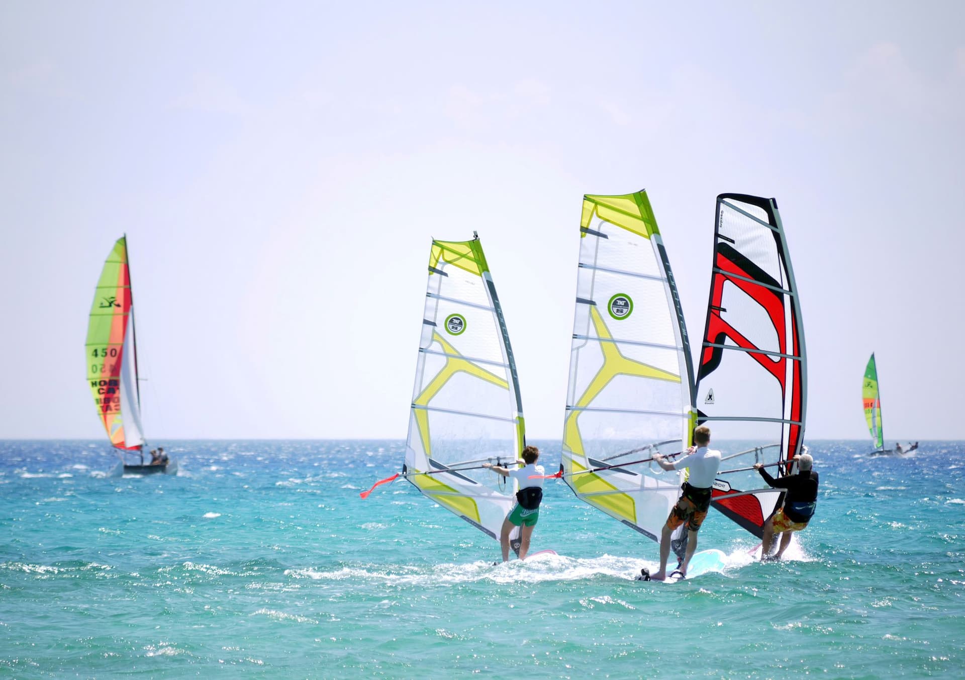 Praca instruktora windsurfingu: Polska vs. zagranica. Co wybrać i jak się przygotować?