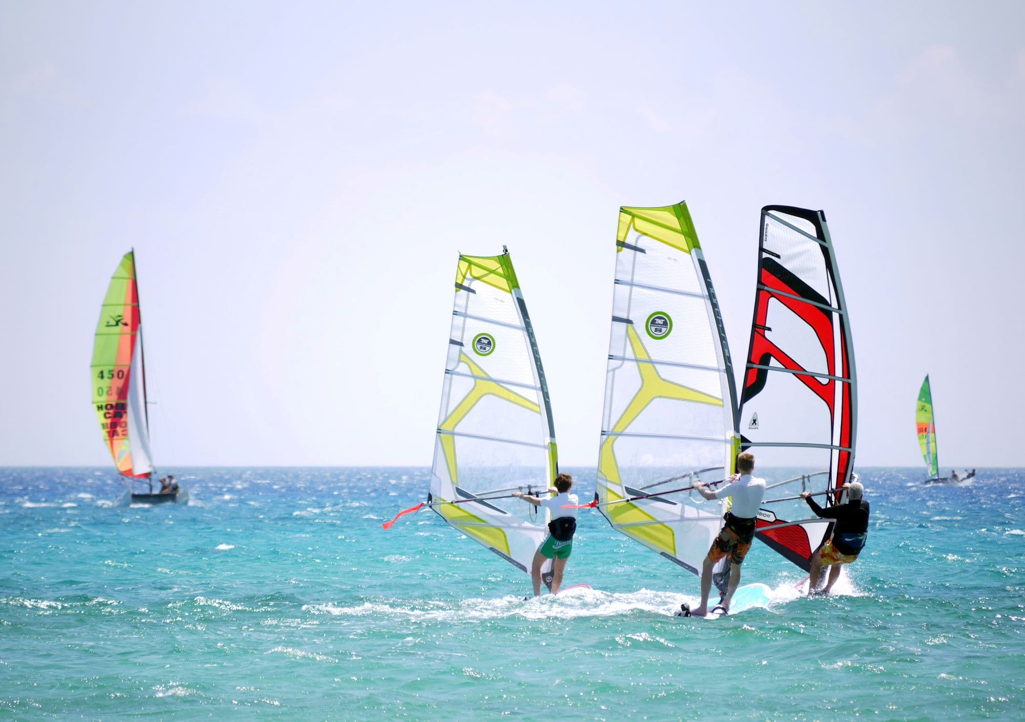 Praca instruktora windsurfingu: Polska vs. zagranica. Co wybrać i jak się przygotować?