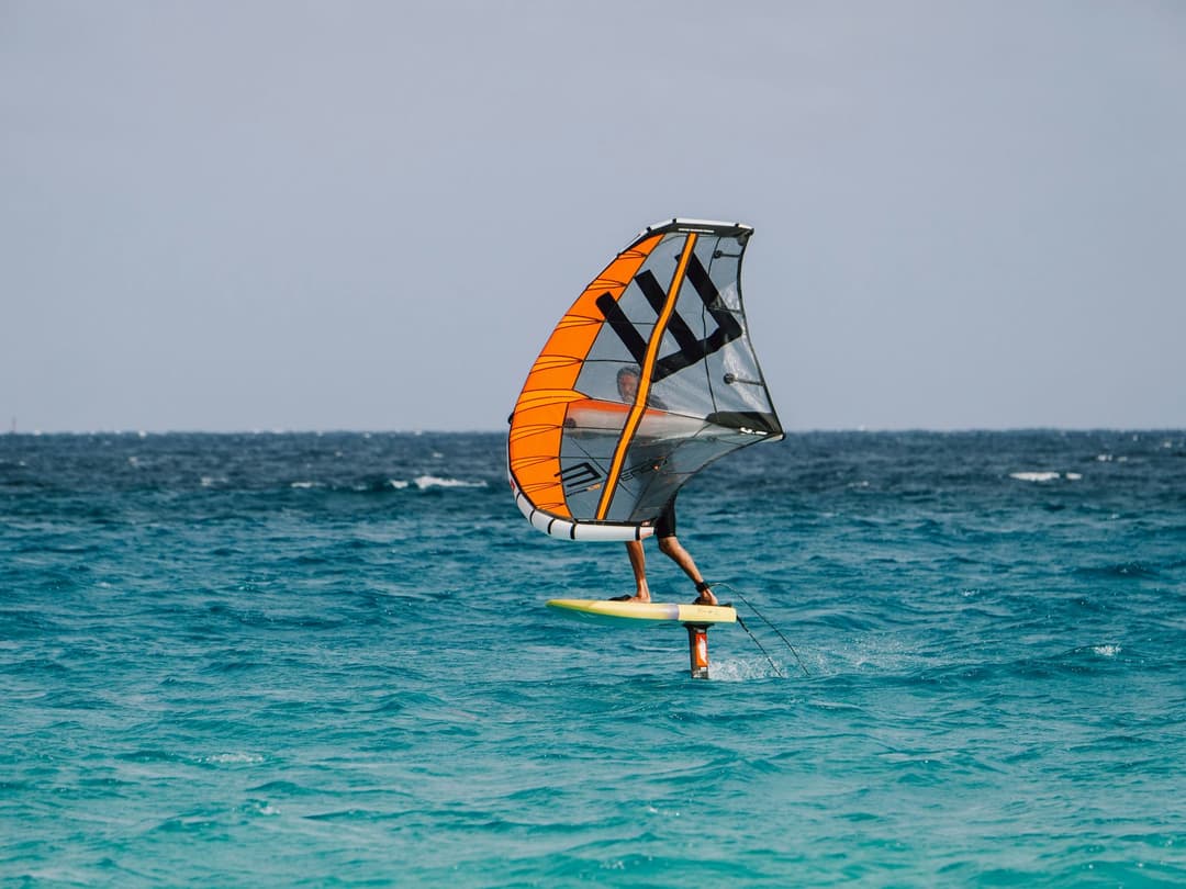 Wingfoil zamiast windsurfingu? Nowa dyscyplina zmienia rynek pracy w sportach wodnych