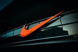 Nike: spadek o 80%, kontrowersyjne reklamy i kosztowne decyzje